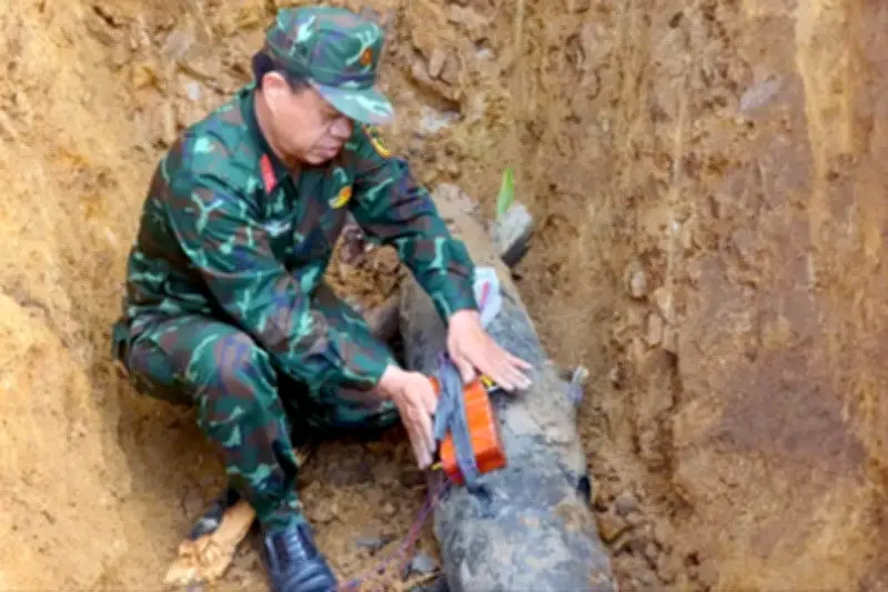 Nghệ An tiêu hủy thành công quả bom 350 kg còn nguyên kíp nổ dưới móng nhà dân