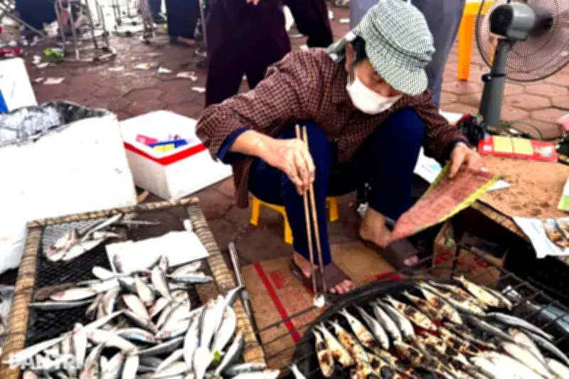 Nghề canh lúa, canh ngói đền thiêng: Thu nhập tiền triệu mỗi ngày