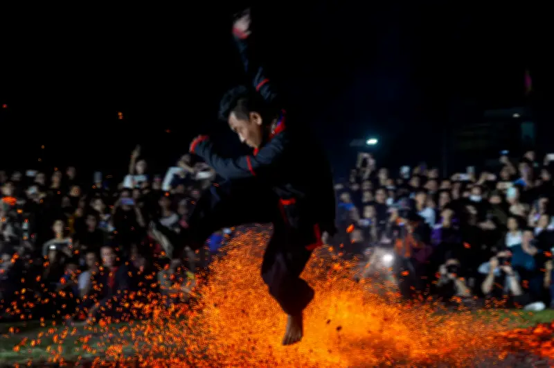 Nghệ nhân trẻ Pà Thẻn thực hiện màn nhảy lửa huyền bí tại lễ hội Tuyên Quang