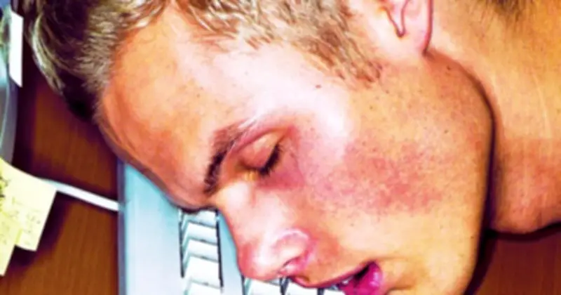 Nghịch Lý Năng Suất Thời Đại Số: AI Không Biết Mệt, Con Người Kiệt Quệ Vì Chạy Đua