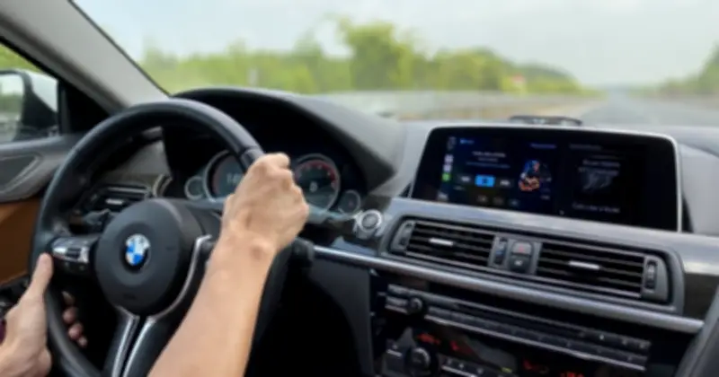 Nghe nhạc khi lái ô tô: Pháp luật không cấm nhưng có quy định xử phạt cụ thể