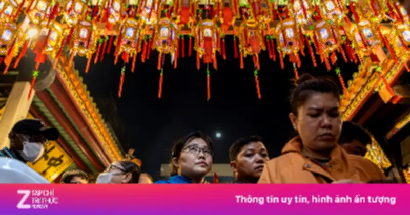 Nghi lễ 'vay lộc' độc đáo tại Chùa Ông TP.HCM thu hút hàng nghìn người dịp Tết Nguyên tiêu