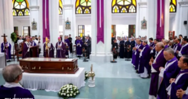 Nghi thức tẩn liệm trang nghiêm Đức Hồng y Phạm Minh Mẫn tại TP.HCM