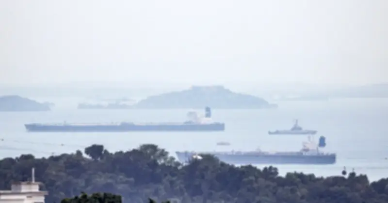 Người Anh tại Singapore theo dõi tàu dầu Iran bị trừng phạt giữa lúc giá dầu tăng vọt