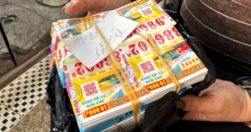 Người bán vé số dạo 'ôm' nỗi lo: Trả vé ế có thực sự khó?