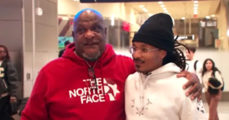 Người cha 71 tuổi bật khóc đoàn tụ con trai sau hơn 30 năm nhờ xét nghiệm ADN