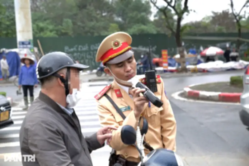 Người dân có quyền yêu cầu CSGT kiểm tra máy đo nồng độ cồn trước khi test