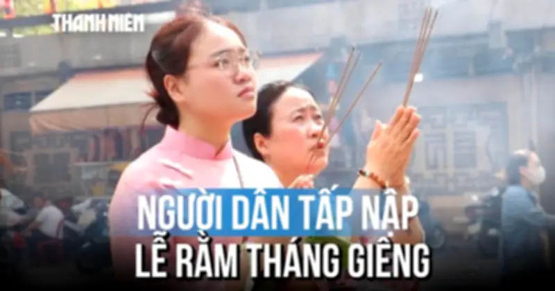 Người dân cầu bình an ngày Rằm tháng Giêng năm Bính Ngọ