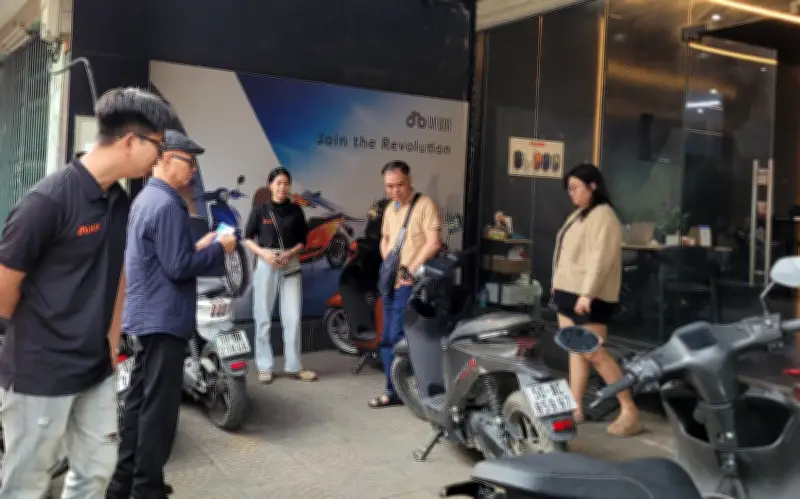 Người dân Hà Nội nhộn nhịp tìm mua xe máy điện, chung tay đảm bảo an ninh năng lượng