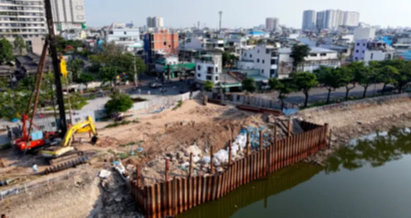 Người dân mong đường sụt lún ven kênh Tàu Hủ sớm được khắc phục