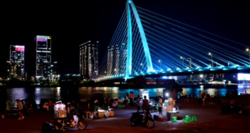 Người dân ngao ngán cảnh rác thải bủa vây ven bờ sông Sài Gòn