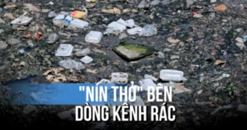 Người dân 'nín thở' bán hàng bên kênh 19 Tháng 5 ngập rác thải