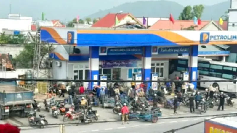 Người dân Quảng Trị đổ xô mua xăng dầu tích trữ, cơ quan chức năng cảnh báo nguy cơ