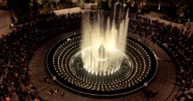 Người dân Sài Gòn thích thú xem trình diễn nhạc nước miễn phí tại công viên