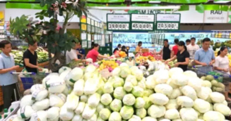 Người dân TP.HCM khéo léo chi tiêu, siêu thị giữ giá ổn định giữa bão giá