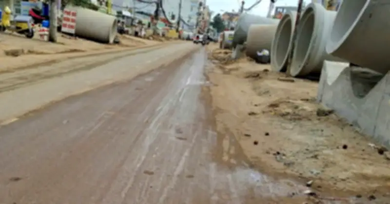 Người dân TP.Thủ Đức bức xúc vì thi công đường để đất đá ngổn ngang, gây khó khăn đi lại