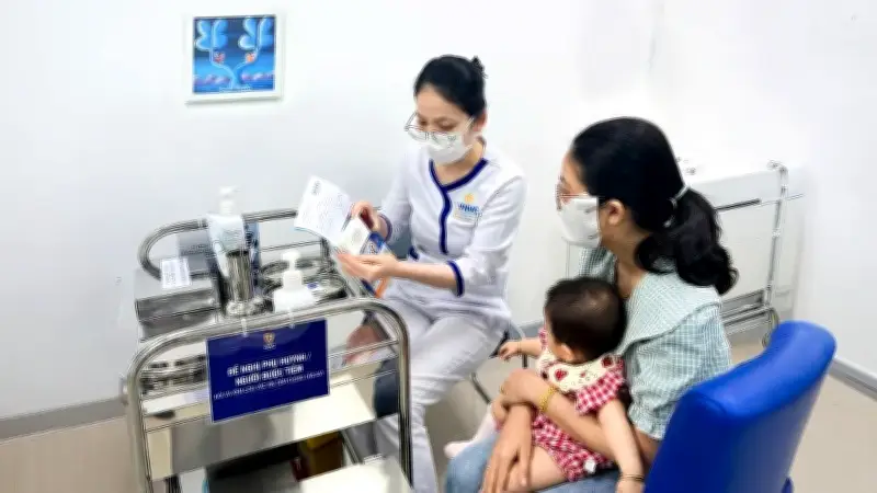 Người dân đổ xô đi tiêm vaccine não mô cầu sau ca tử vong, bác sĩ cảnh báo nguy cơ