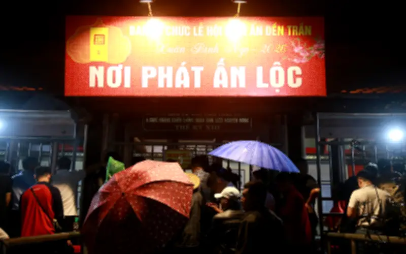 Người dân đổ xô mua xếp hàng ở đền Trần Nam Định lấy lộc với giá 20.000 đồng