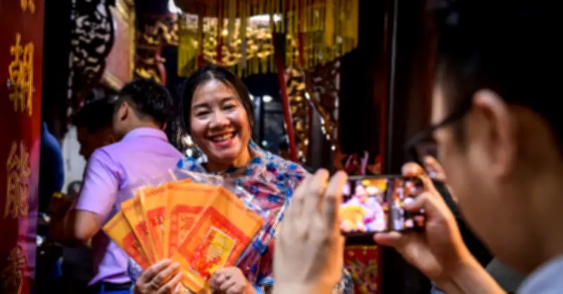 Người dân đổ xô mua xếp hàng xin ăn đến tận trần nhà