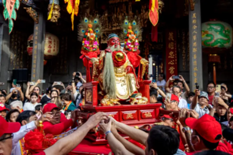 Người dân đổ xô theo chân quan thánh trong lễ hội Quan Thánh Đế Quân ở Chợ Lớn