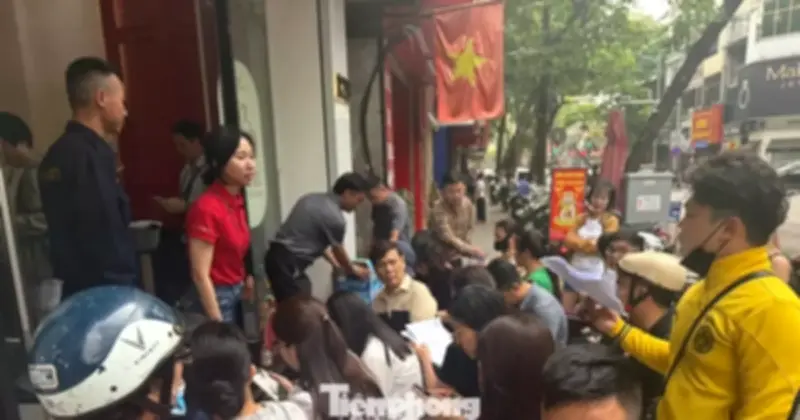 Người dân xếp hàng dài chờ mua vàng tại Bảo Tín Minh Châu và các cửa hàng khác
