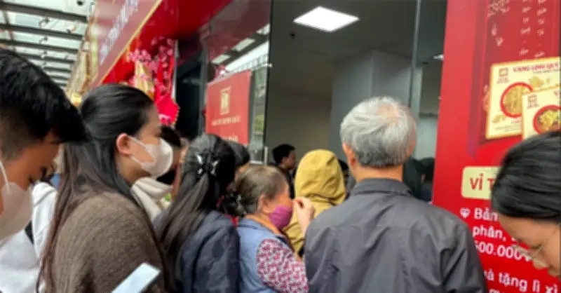 Người dân xếp hàng nhiều giờ mua vàng vì tin đồn giá sẽ tiếp tục tăng mạnh