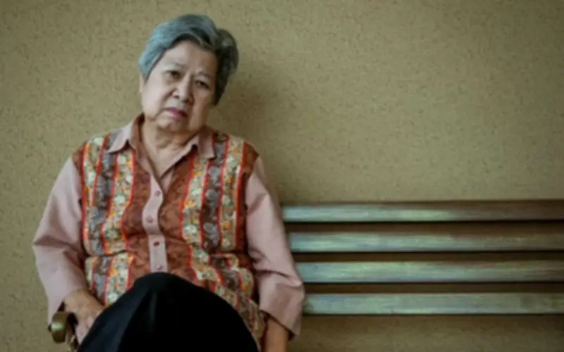 Người già cô đơn: Chạm cháu tới cay đắng rồi đi trong đêm khi thấy tên mình trong danh bạ con dâu