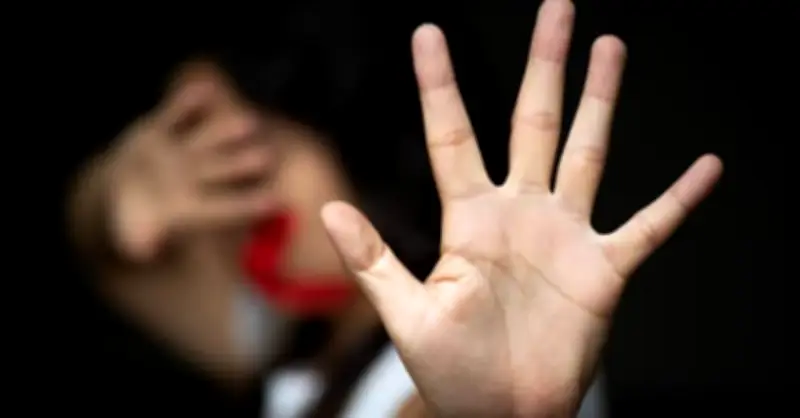 Người mẹ kể cú sốc đầu đời của con gái 16 tuổi khi tham gia nhóm kín trên mạng