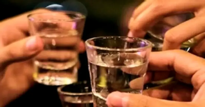 Người Đàn Ông 35 Tuổi Ở Hà Nội Nguy Kịch Sau Khi Uống Rượu Ngoại