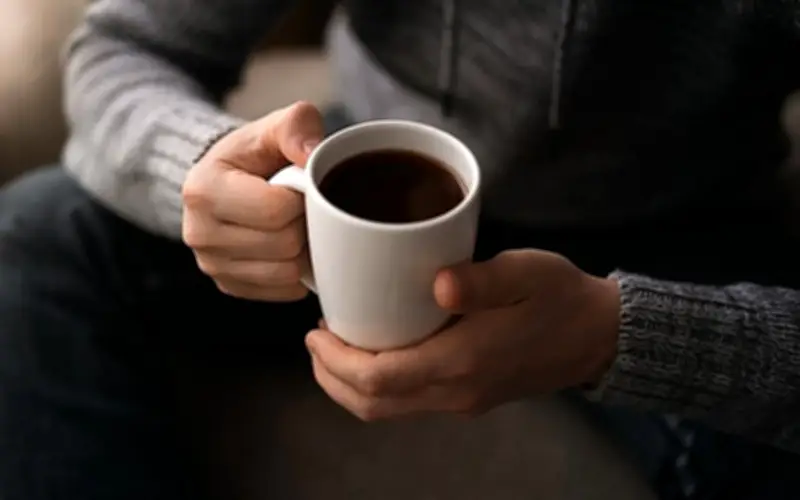 Người đàn ông 53 tuổi nguy kịch sau cơn nhồi máu cơ tim do thói quen uống 10 ly cà phê mỗi ngày