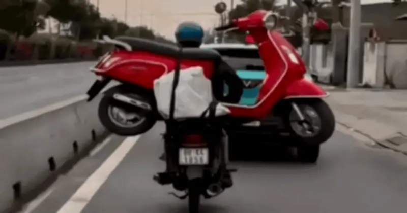 Người đàn ông chở xe tay ga ngang trên yên xe máy gây nguy hiểm trên quốc lộ 22