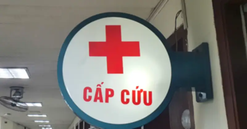 Người đàn ông cấp cứu với chai nhựa dài trong trực tràng