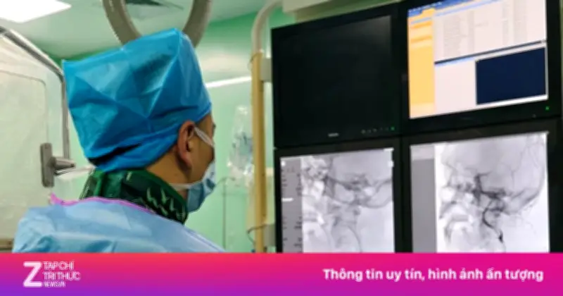 Người Đàn Ông Hôn Mê Tại Sân Bay Do Tự Xoa Bóp Cổ Khi Đau Nhức