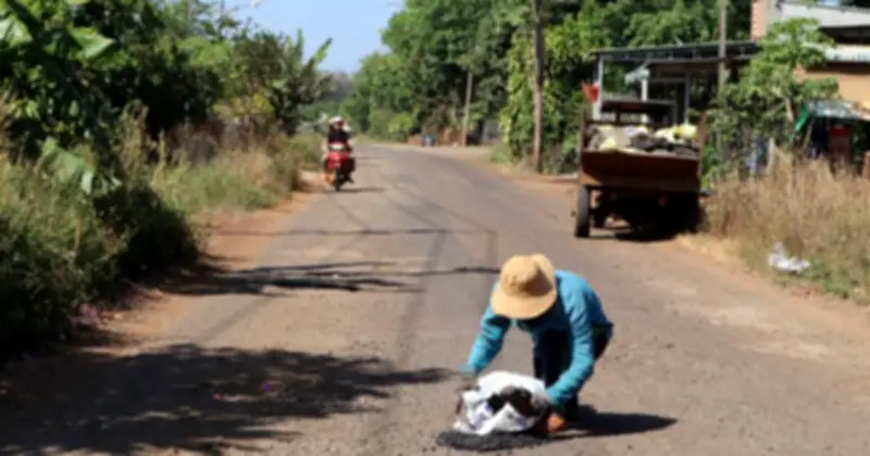 Người đàn ông khuyết tật ở Đồng Nai kiên trì vá đường dân sinh suốt nhiều năm