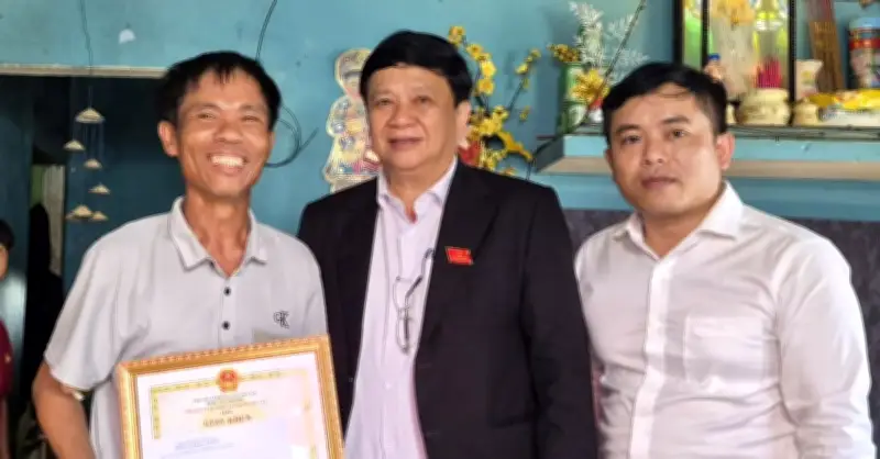 Người đàn ông lao xuống biển Đà Nẵng cứu hai cháu bé bị đuối nước