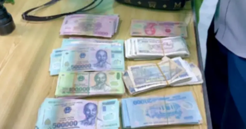 Người đàn ông nhặt được túi tiền 60 triệu đồng, giao nộp công an trả lại chủ nhân