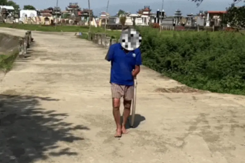 Người đàn ông Đà Nẵng kéo lê rắn hổ mang đến trạm xá sau khi bị cắn