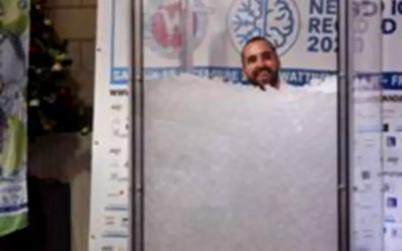 Người đàn ông Phá Kỷ Lục Guinness Khi Đứng Trong Tủ Đông Đầy Đá Lạnh Hơn 2 Giờ