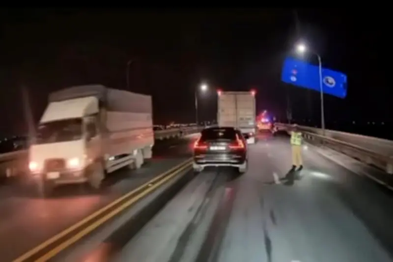 Người đàn ông tử nạn trên cầu thang lộng gió, thi thể không nguyên vẹn