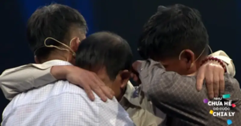 Người đàn ông Thanh Hóa bỏ nhà đi vì sợ bố đánh, khóc nức nở trong ngày đoàn tụ