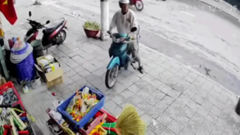 Người đàn ông vừa rời vỉa hè bất ngờ sụt ổ gà sâu ở Đà Nẵng