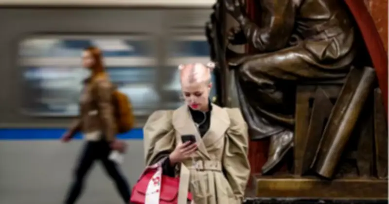 Người Nga đổ xô mua bản đồ, thiết bị cũ vì mất mạng di động kéo dài ở Moscow