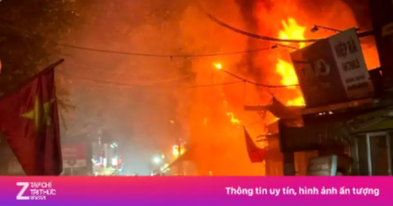 Ngôi nhà trên phố Định Công Hạ bốc cháy dữ dội, nhiều tài sản bị thiêu rụi