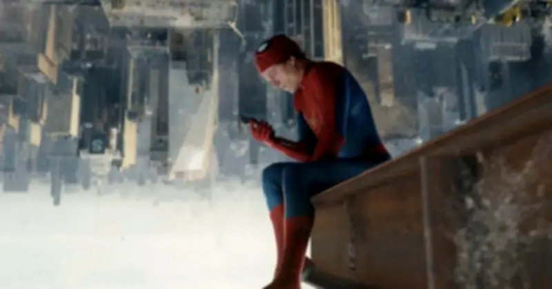 Người Nhện đổi sang Galaxy Z Flip trong phim mới, cách dùng gây tranh cãi