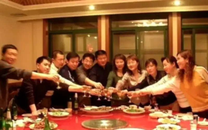 Người phụ nữ 42 tuổi im lặng khi bạn bè khoe tiền tỷ trong buổi họp lớp