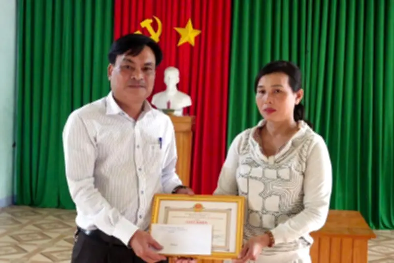 Người phụ nữ dũng cảm cứu hai thanh niên thoát chết trong gang tấc