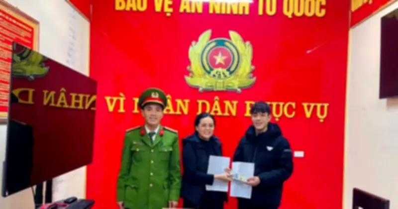 Người phụ nữ nhận lại 50 triệu đồng chuyển nhầm sau một năm nhờ công an vận động