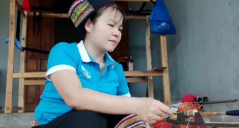 Người phụ nữ Thái khôi phục nghề dệt thổ cẩm, đưa sản phẩm ra thế giới