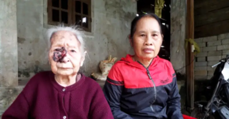 Người phụ nữ U70 gồng gánh mẹ già bệnh tật và 3 cháu nhỏ sau khi chồng mất