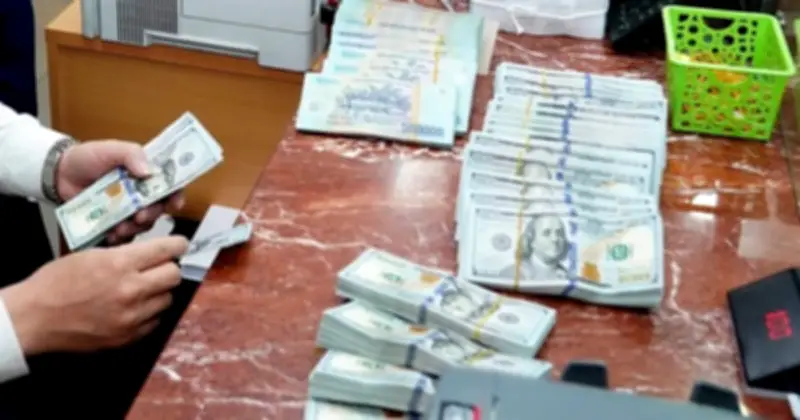 Ngân hàng Nhà nước tăng tỷ giá trung tâm, USD tăng mạnh ở các ngân hàng thương mại